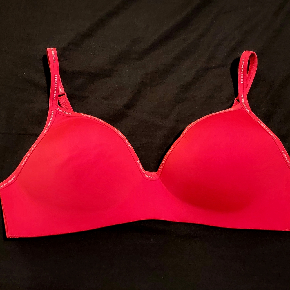 Victoria's Secret T-Shirt Lightly Lined Wireless Bra - 38C - Red